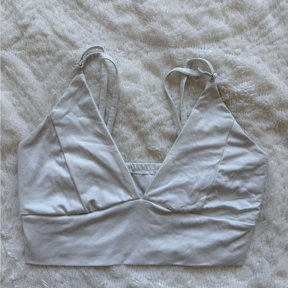 Rela White Crop Top – Clean, Minimal, Trendy